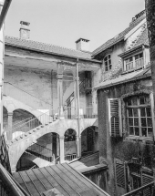 Escalier sur cour intérieure, vue de trois quarts gauche. © Région Bourgogne-Franche-Comté, Inventaire du patrimoine
