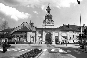 La porte Saint-Pierre prise entre les vestiges des murs de fortifications. © Région Bourgogne-Franche-Comté, Inventaire du patrimoine