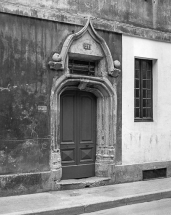 Détail : porte d'entrée, de trois quarts gauche. © Région Bourgogne-Franche-Comté, Inventaire du patrimoine