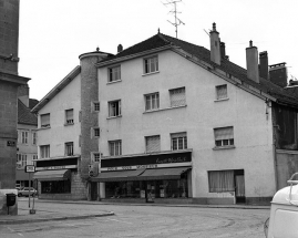 Détail de la façade antérieure : une baie du 1er étage. © Région Bourgogne-Franche-Comté, Inventaire du patrimoine