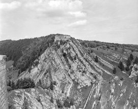 Vue élargie du site du Larmont inférieur, depuis le château de Joux. © Région Bourgogne-Franche-Comté, Inventaire du patrimoine