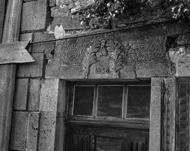Façade antérieure : linteau de la porte piétonne. © Région Bourgogne-Franche-Comté, Inventaire du patrimoine