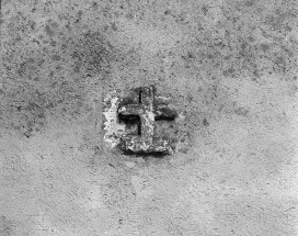 Face latérale droite, détail : croix située au-dessus de la baie. © Région Bourgogne-Franche-Comté, Inventaire du patrimoine
