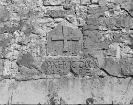 L'inscription, la croix en demi-relief et les dates 1562, 1594 sur la façade côté jardin. © Région Bourgogne-Franche-Comté, Inventaire du patrimoine