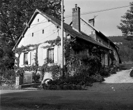 Façade antérieure et face latérale gauche. © Région Bourgogne-Franche-Comté, Inventaire du patrimoine