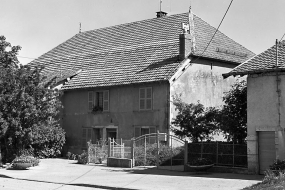 Façade antérieure vue de trois quarts droit. © Région Bourgogne-Franche-Comté, Inventaire du patrimoine