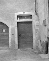 Détail de la façade antérieure : la porte piétonne. © Région Bourgogne-Franche-Comté, Inventaire du patrimoine