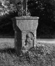 Détail du soubassement : relief semi-méplat représentant un personnage en prière. © Région Bourgogne-Franche-Comté, Inventaire du patrimoine
