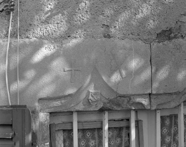 Façade postérieure : linteau de la baie du rez-de-chaussée. © Région Bourgogne-Franche-Comté, Inventaire du patrimoine