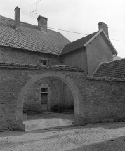 Détail de la façade antérieure : l'entrée. © Région Bourgogne-Franche-Comté, Inventaire du patrimoine