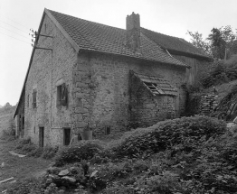 Façade antérieure et face latérale droite. © Région Bourgogne-Franche-Comté, Inventaire du patrimoine