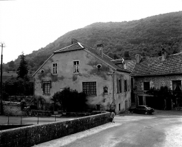 Façade antérieure vue de trois quarts droit. © Région Bourgogne-Franche-Comté, Inventaire du patrimoine