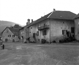 Façade antérieure et face latérale droite. © Région Bourgogne-Franche-Comté, Inventaire du patrimoine