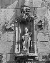 Détail de la façade antérieure : niche au-dessus de la porte d'entrée, vue de face. © Région Bourgogne-Franche-Comté, Inventaire du patrimoine