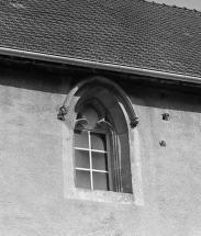 Détail de la façade antérieure : une baie du 1er étage. © Région Bourgogne-Franche-Comté, Inventaire du patrimoine