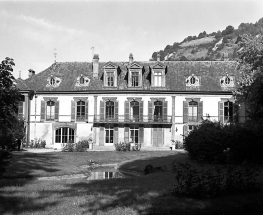 Façade postérieure vue depuis le parc. © Région Bourgogne-Franche-Comté, Inventaire du patrimoine