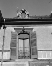 Façade postérieure : une baie du 1er étage. © Région Bourgogne-Franche-Comté, Inventaire du patrimoine