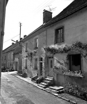 Façade antérieure vue de trois quarts droit. © Région Bourgogne-Franche-Comté, Inventaire du patrimoine