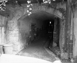 Façade antérieure : vue du passage voûté conduisant au jardin. © Région Bourgogne-Franche-Comté, Inventaire du patrimoine