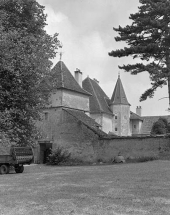 Le corps d'entrée et le corps du logis vus depuis le sud-ouest. © Région Bourgogne-Franche-Comté, Inventaire du patrimoine