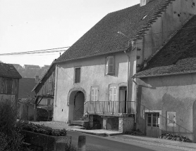 Façade antérieure vue de trois quarts. © Région Bourgogne-Franche-Comté, Inventaire du patrimoine