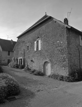 Face gauche, vue de trois quarts gauche. © Région Bourgogne-Franche-Comté, Inventaire du patrimoine