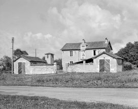 Vue de trois quarts droit : les remises . © Région Bourgogne-Franche-Comté, Inventaire du patrimoine