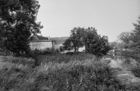 Façade latérale droite et parties agricoles sur cour. © Région Bourgogne-Franche-Comté, Inventaire du patrimoine