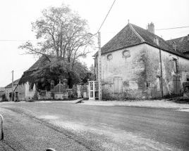 Logement et communs depuis la rue. © Région Bourgogne-Franche-Comté, Inventaire du patrimoine