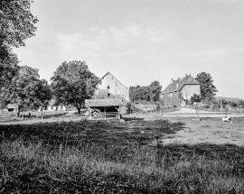 Vue d'ensemble des bâtiments de ferme et de l'habitation. © Région Bourgogne-Franche-Comté, Inventaire du patrimoine