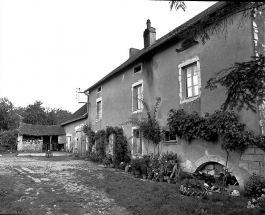 Façade antérieure vue de trois quarts droit. © Région Bourgogne-Franche-Comté, Inventaire du patrimoine