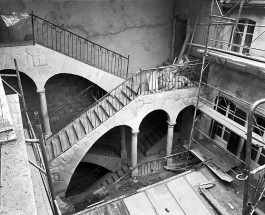 Escalier sur cour intérieure. © Région Bourgogne-Franche-Comté, Inventaire du patrimoine