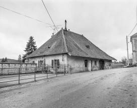 Façade sur rue de trois quarts gauche. © Région Bourgogne-Franche-Comté, Inventaire du patrimoine