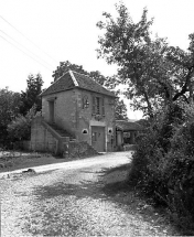 Façade antérieure et face latérale gauche. © Région Bourgogne-Franche-Comté, Inventaire du patrimoine