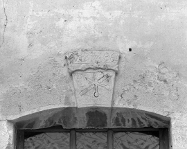 Détail de la façade antérieure : clef de la porte piétonne. © Région Bourgogne-Franche-Comté, Inventaire du patrimoine