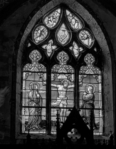 Vue d'ensemble : trois lancettes trilobées (Calvaire) et tympan orné de Dieu le Père bénissant entouré de quatre anges portant les instruments de la Passion et de deux bustes d'anges musiciens. © Région Bourgogne-Franche-Comté, Inventaire du patrimoine