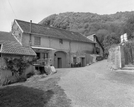 Façade antérieure, vue de trois quarts gauche. © Région Bourgogne-Franche-Comté, Inventaire du patrimoine