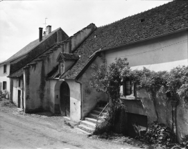 Façade antérieure vue de trois quarts droit. © Région Bourgogne-Franche-Comté, Inventaire du patrimoine