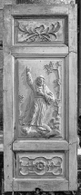 Dorsal : le Christ, debout, une main sur la poitrine et l'autre tendue en direction du ciel. © Région Bourgogne-Franche-Comté, Inventaire du patrimoine