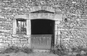 Détail : porte d'écurie sur façade latérale gauche. © Région Bourgogne-Franche-Comté, Inventaire du patrimoine