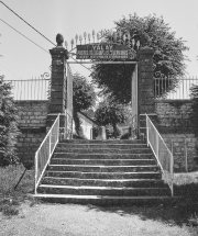 Portail d'entrée à l'angle gauche de la cour. © Région Bourgogne-Franche-Comté, Inventaire du patrimoine