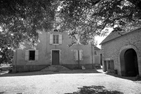 Vue des bâtiments depuis la cour. © Région Bourgogne-Franche-Comté, Inventaire du patrimoine