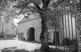 Dépendance à droite dans la cour. © Région Bourgogne-Franche-Comté, Inventaire du patrimoine