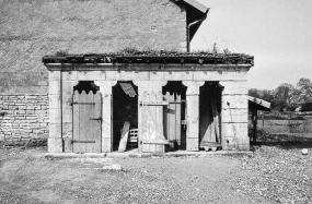 Vue des toilettes dans la cour. © Région Bourgogne-Franche-Comté, Inventaire du patrimoine