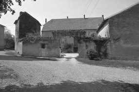 La façade antérieure de l'habitation depuis l'entrée de la cour. © Région Bourgogne-Franche-Comté, Inventaire du patrimoine