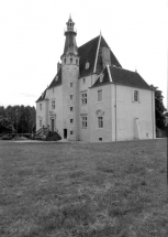 La façade antérieure depuis le parc. © Région Bourgogne-Franche-Comté, Inventaire du patrimoine