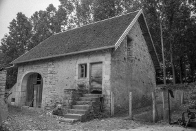 Ferme-bloc à deux travées cadastrée 1963 AC 158, située rue des Châteaux. © Région Bourgogne-Franche-Comté, Inventaire du patrimoine