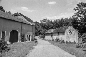 Les parties agricoles et la porcherie de l'autre côté de la rue. © Région Bourgogne-Franche-Comté, Inventaire du patrimoine