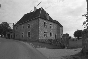 Vue d'ensemble de trois quarts droit en 1981. © Région Bourgogne-Franche-Comté, Inventaire du patrimoine