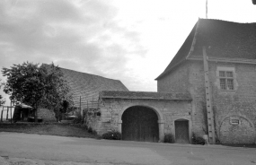 Portail d'entrée et bâtiment agricole. © Région Bourgogne-Franche-Comté, Inventaire du patrimoine